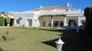 Calahonda six bedroom detached villa